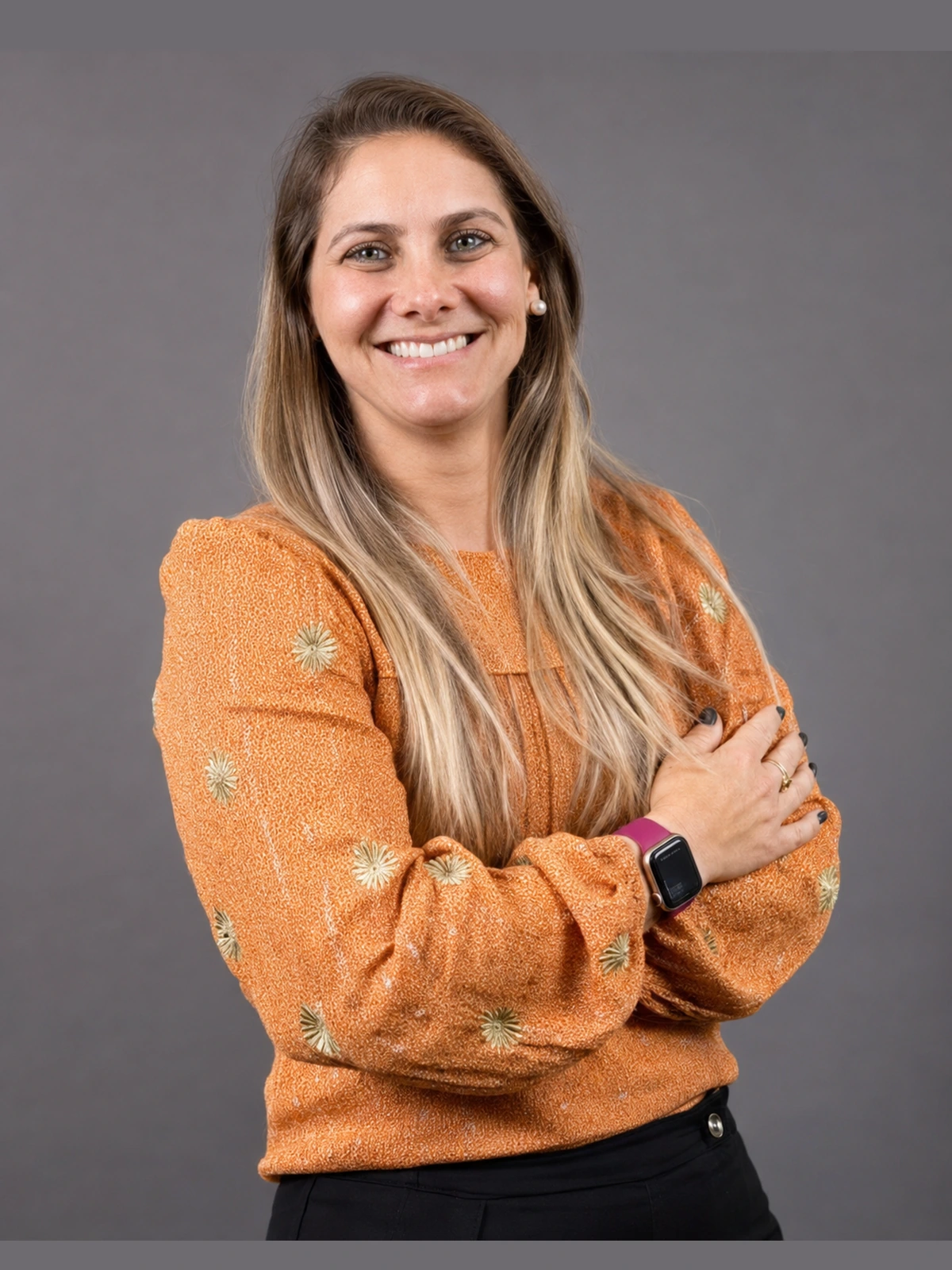 Marcela Barcellos, psicóloga e neuropsicóloga, sorrindo com postura acolhedora