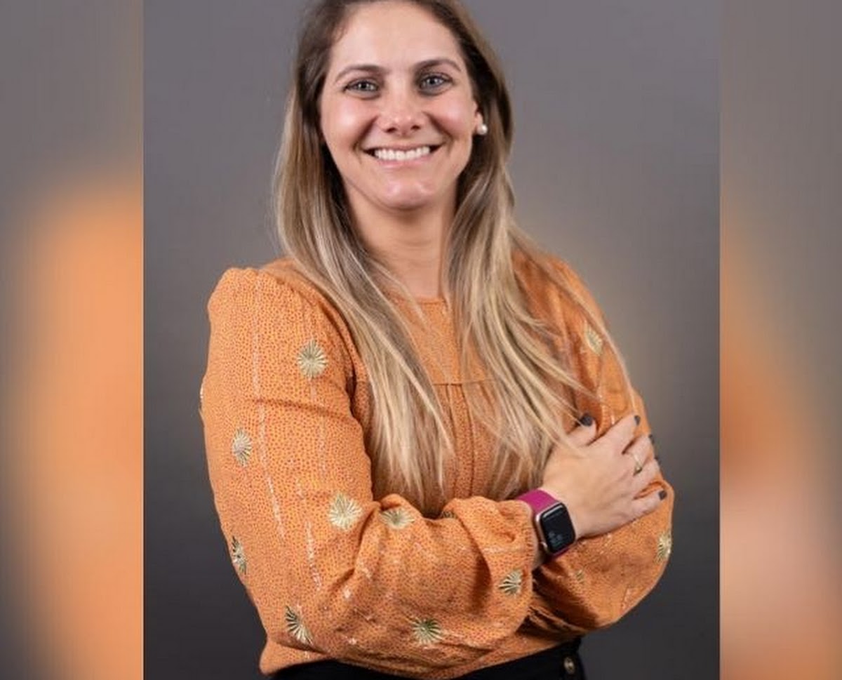 Marcela Barcellos, psicóloga e neuropsicóloga, sorrindo com postura acolhedora